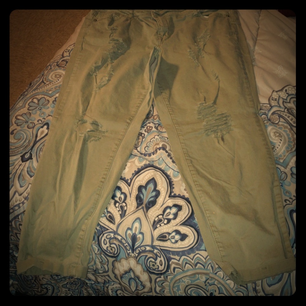 Distressed crop pants